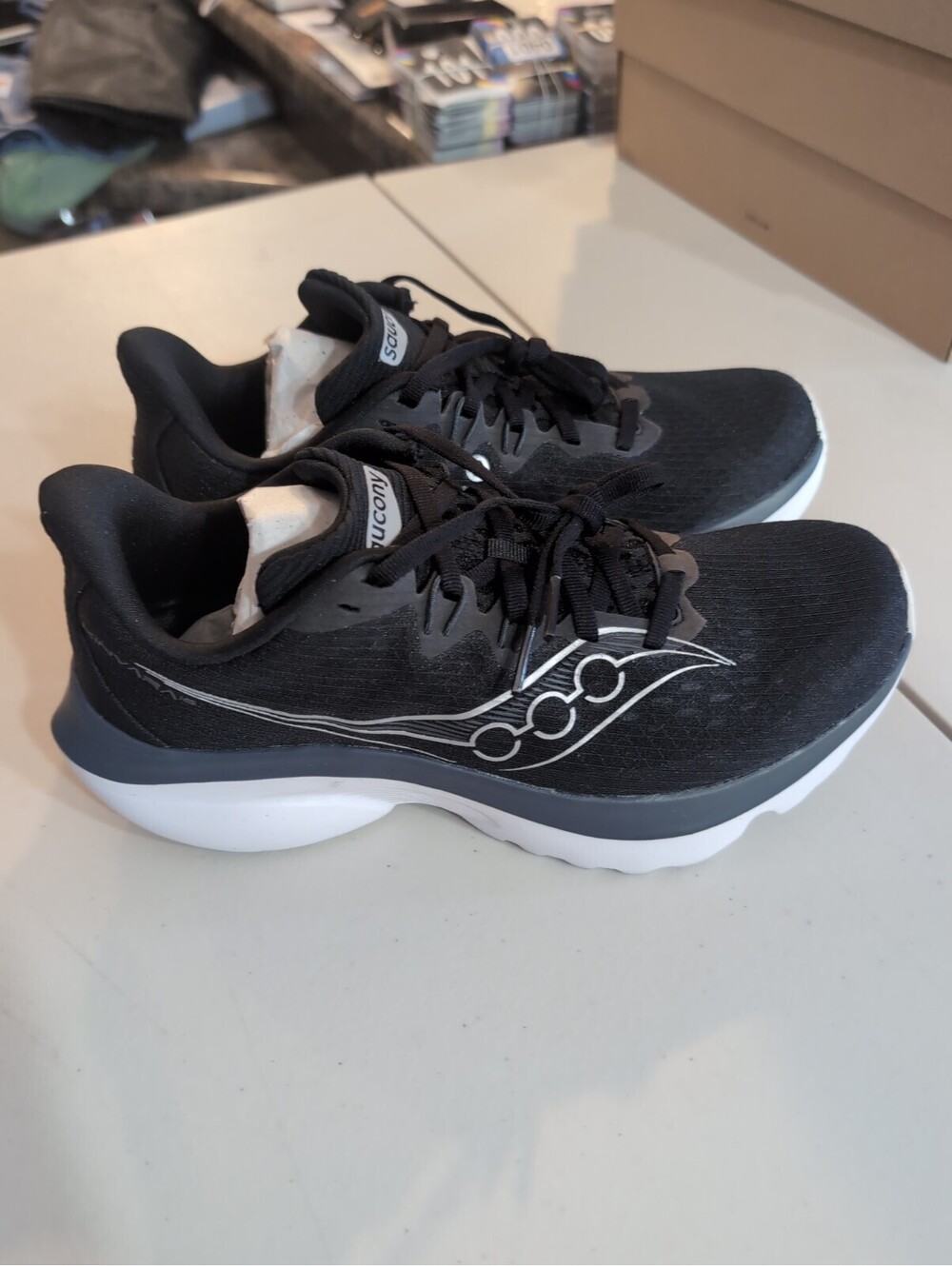 SAUCONY KINVARA 16 - SIZE: WOMEN 7.5 BLACK/WHITE